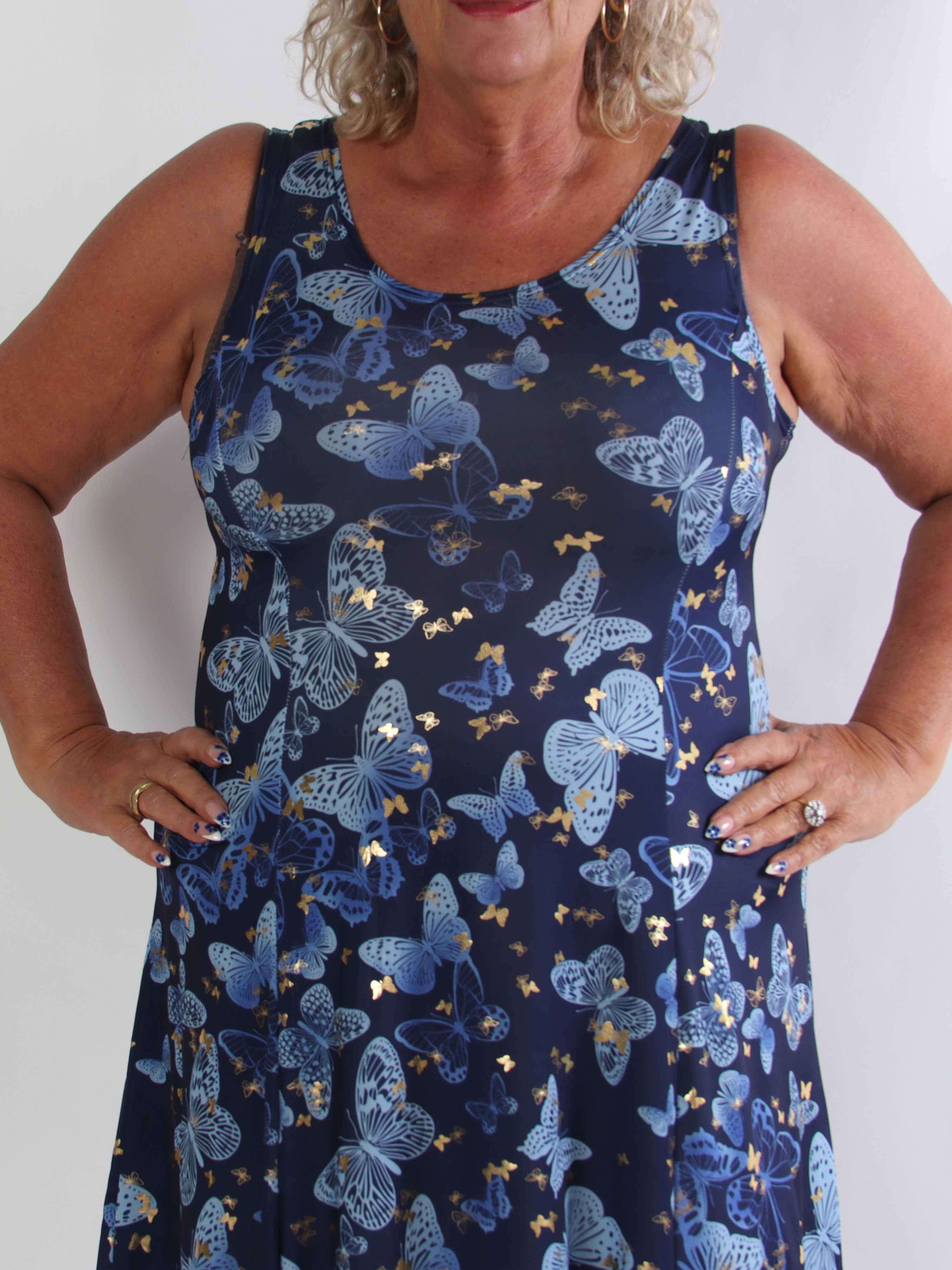 Maj Butterfly - Elastisk plus size sommarklänning i a-linjeform med fjärilstryck